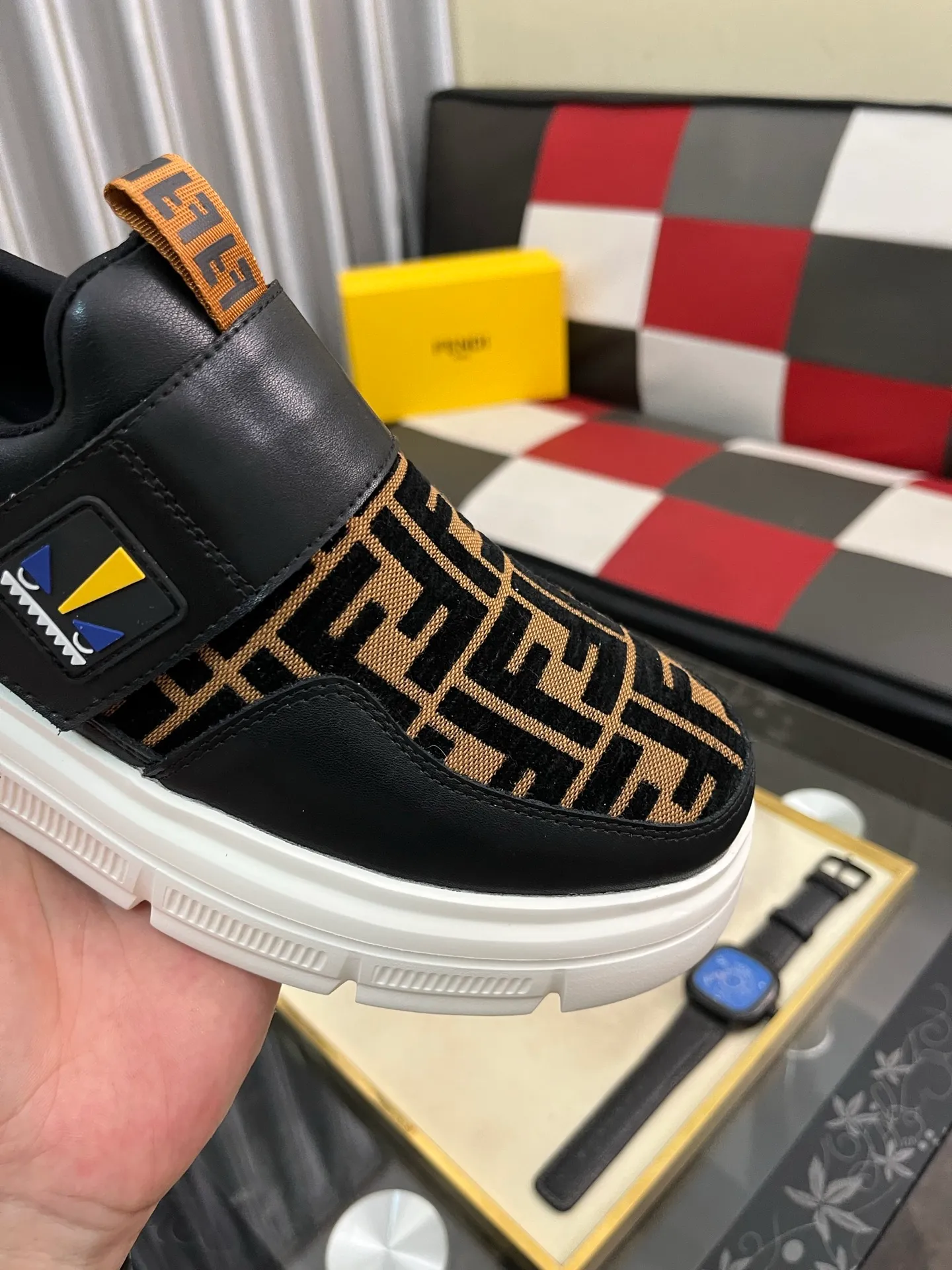 Men's Men's Shoes💰420⌚️⌚️[FENDI] Fendi's classic and comfortable men's, this complex sneaker is made of soft calfskin➕genuine leather lining➕original ultra-light rubber material with rough outsole. This unique light style is suitable for the casual and refined sensibility of this season. It is comfortable and natural on the feet. It is an everyday style for casual travel in autumn and winter! Code number: 38−443️⃣Colors available
